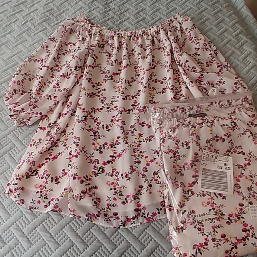 FLORAL OFF THE SHOULDER SHIRT

ROAMAN'S